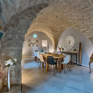 https://maison-lou-roucas.fr-provencehotel.com